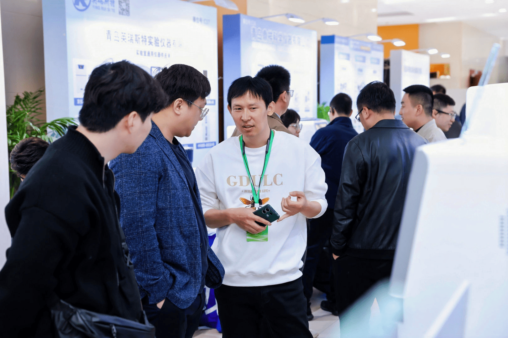 高校科研人员现场体验咨询科辰星飞产品